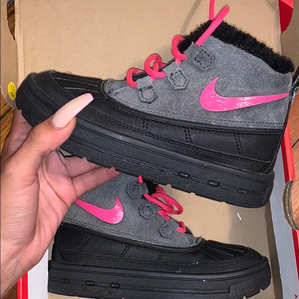 NIKE ACG BOOTS